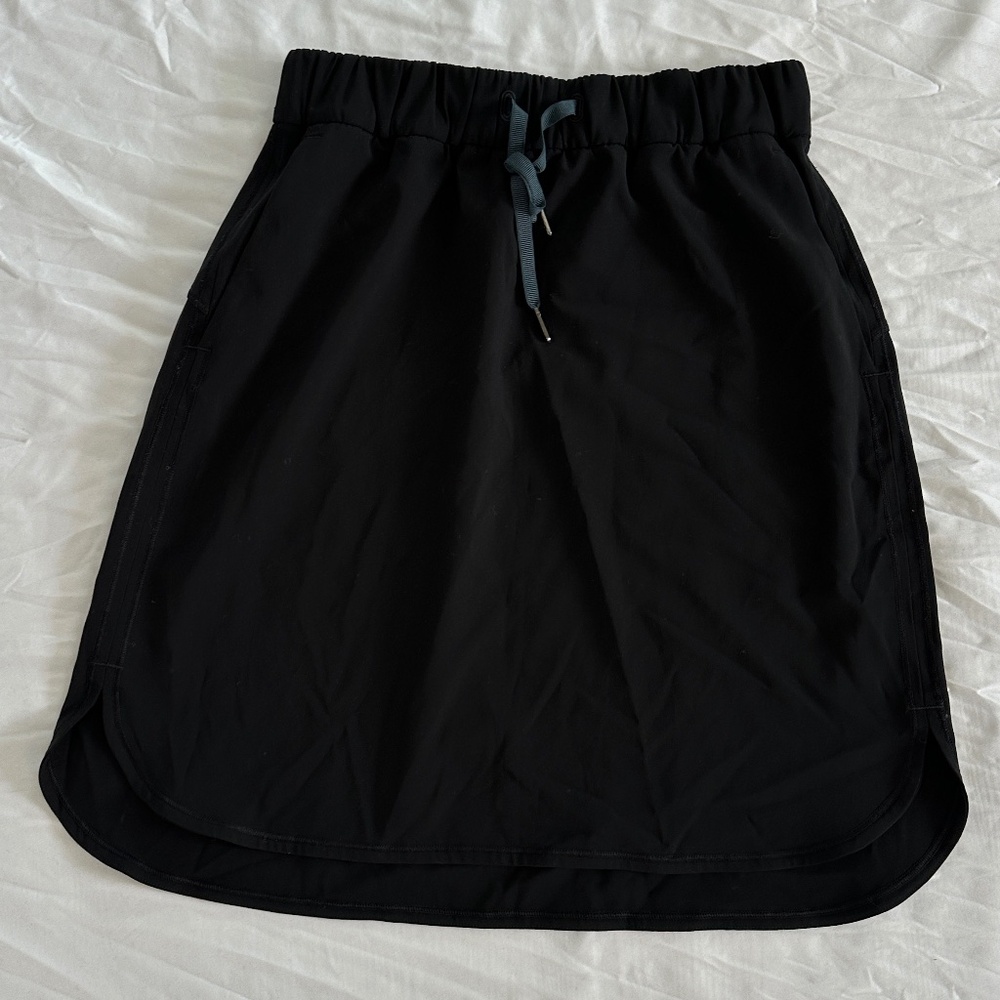 Lululemon On the Fly Skirt - Black with Beautiful Blue Drawstring Size 6